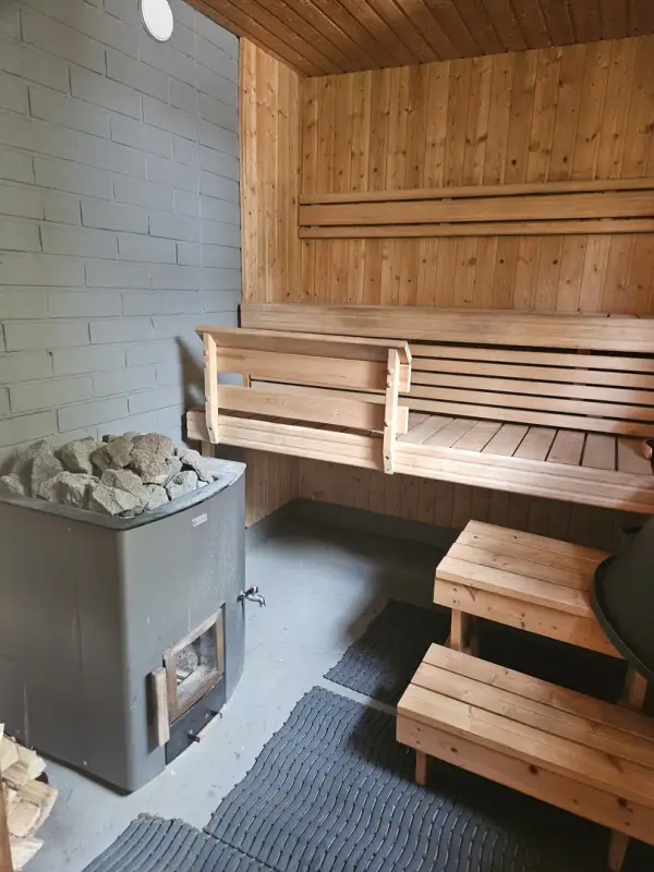 Mökki ~45-48 m² (1991) + sauna à bois et chalet d’invités, 4 210 m² au bord d’un étang privé avec ponton — Terttilä / Somero — 14