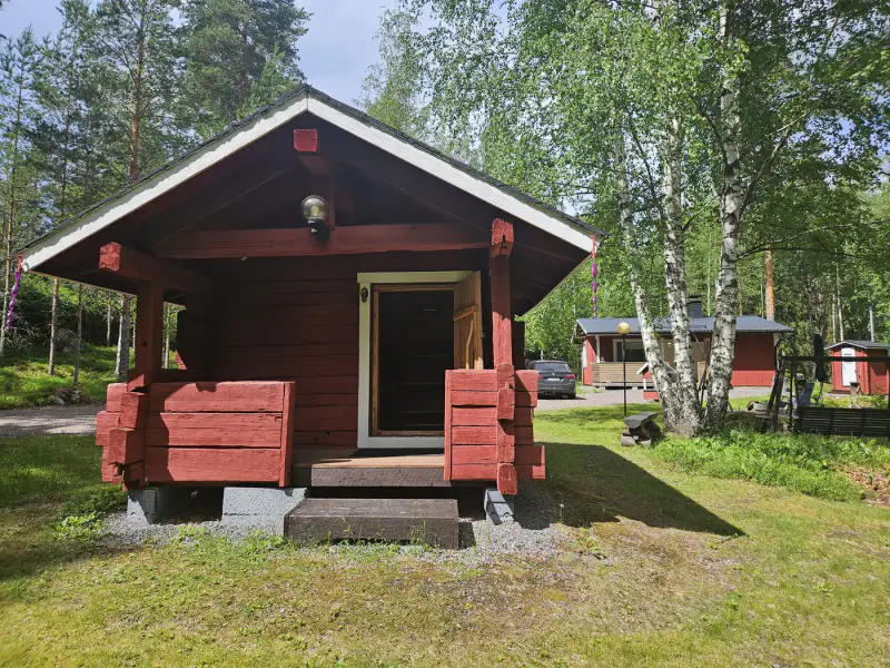 Mökki ~45-48 m² (1991) + sauna à bois et chalet d’invités, 4 210 m² au bord d’un étang privé avec ponton — Terttilä / Somero — 7