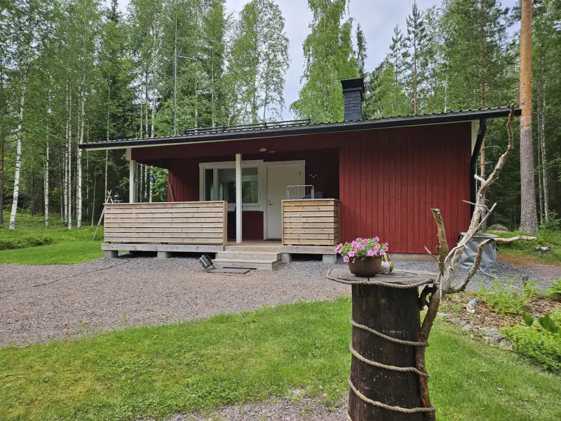 Mökki ~45-48 m² (1991) + sauna à bois et chalet d’invités, 4 210 m² au bord d’un étang privé avec ponton — Terttilä / Somero — 2