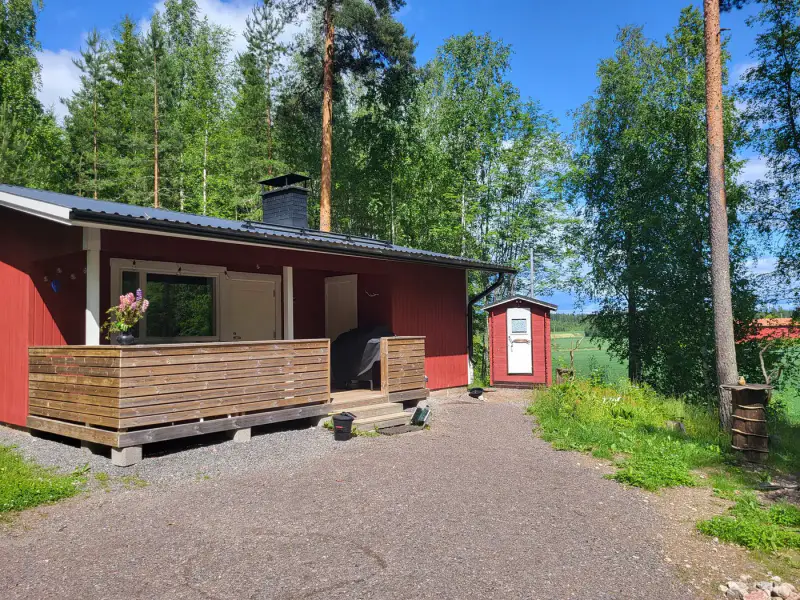Mökki ~45-48 m² (1991) + sauna à bois et chalet d’invités, 4 210 m² au bord d’un étang privé avec ponton — Terttilä / Somero — 1