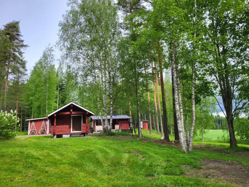 Mökki ~45-48 m² (1991) + sauna à bois et chalet d’invités, 4 210 m² au bord d’un étang privé avec ponton — Terttilä / Somero — 3