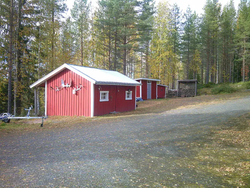 Chalet année-ronde ~55 m² (2003) + bâtiment sauna avec chambre, 2,6 ha et rive sur le Pitkälampi — Tipasjärvi / Sotkamo — 5