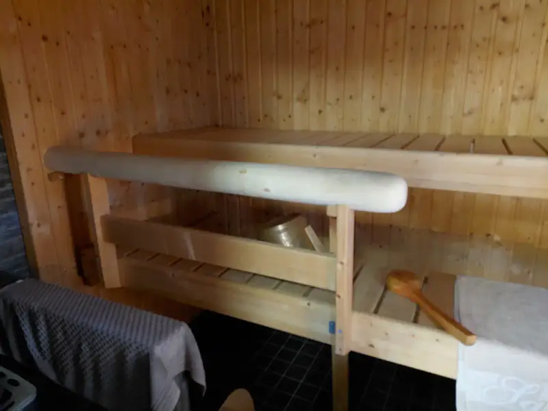 Chalet année-ronde ~55 m² (2003) + bâtiment sauna avec chambre, 2,6 ha et rive sur le Pitkälampi — Tipasjärvi / Sotkamo — 12