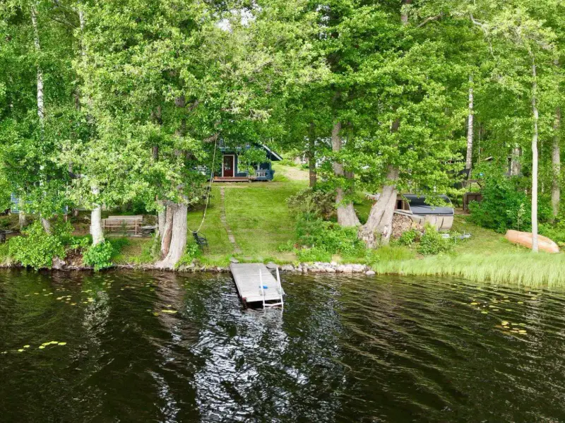 Mökki ~57 m² (2002) + sauna tonneau + grillikota, 3 350 m², Iso Niinilampi — Liikola / Sysmä — 3