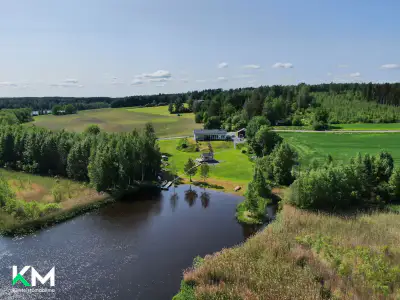 Maison moderne 2021, 116,5 m², rive privée Ylä-Vehkajärvi (~50 m), 1,21 ha — Suurikylä (Sysmä) — 1