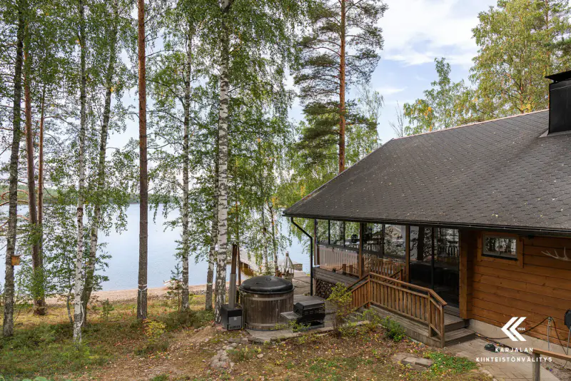 Hirsihuvila 60 m², plage sable Suur-Saimaa, 1,05 ha (2 lots) — Taipalsaari — 1