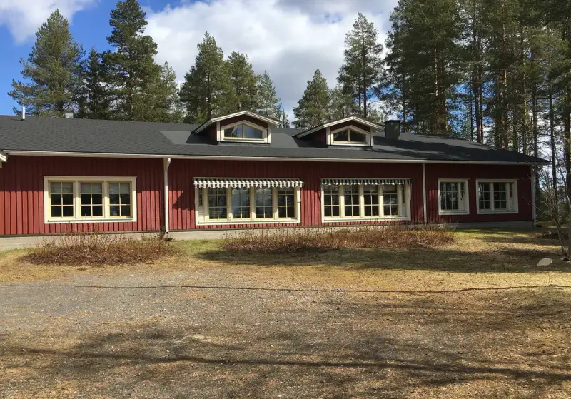 Complexe hébergement 1986 + île, ~3,3 ha rive, bonne plage — Jokijärvi / Taivalkoski — 2