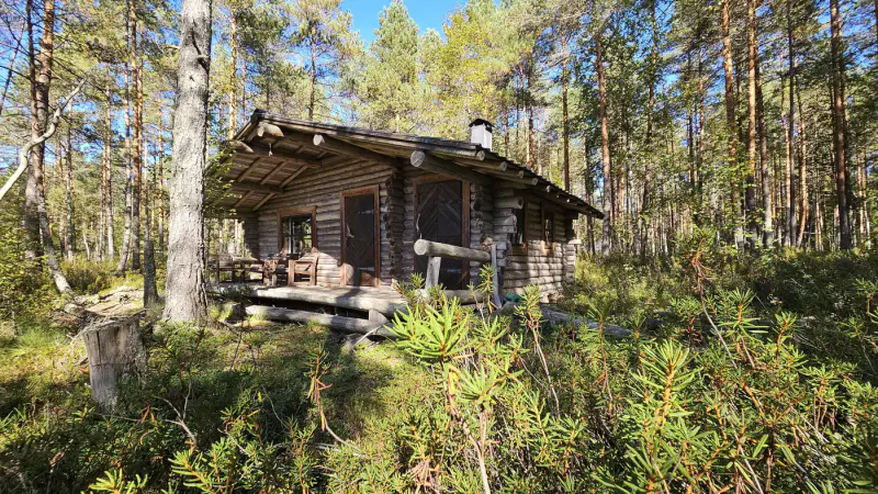 Erämökki rondins ~25 m² (1994), 5 000 m², ~120 m rive Kiikkisjärvi — Tampere — 2