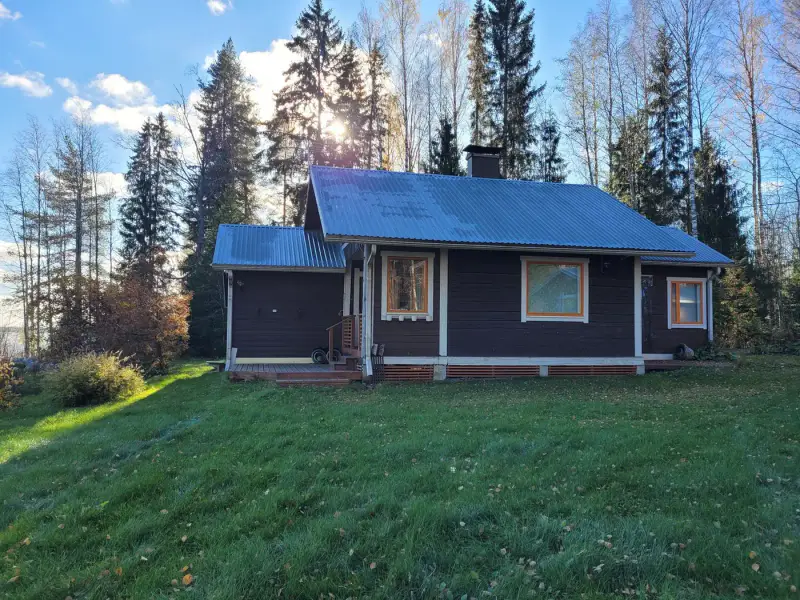 Maison/mökki ~96 m² (1985) + rantasauna récente, 6 880 m² et ~100 m de rive — Tallusjärvi / Tervo — 3