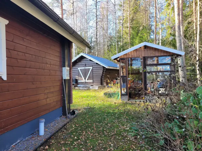 Maison/mökki ~96 m² (1985) + rantasauna récente, 6 880 m² et ~100 m de rive — Tallusjärvi / Tervo — 16