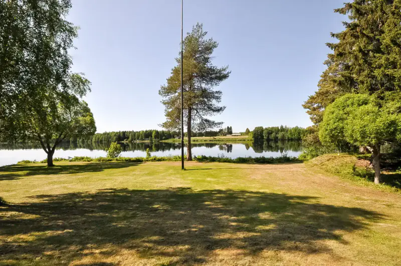Mökki ~83 m² (1980, agrandi 1995) + sauna, autonome éolien/solaire, 13 863 m² et ~85 m de rive privée sur le Kemijoki — Koivu / Tervola — 2