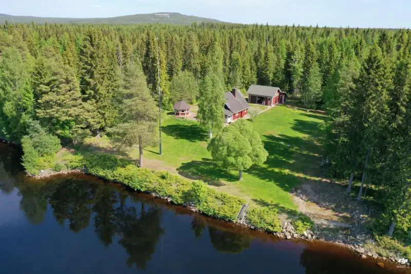 Mökki ~83 m² (1980, agrandi 1995) + sauna, autonome éolien/solaire, 13 863 m² et ~85 m de rive privée sur le Kemijoki — Koivu / Tervola — 6
