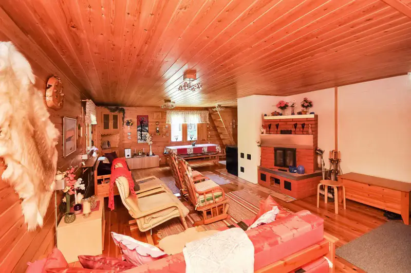 Mökki ~83 m² (1980, agrandi 1995) + sauna, autonome éolien/solaire, 13 863 m² et ~85 m de rive privée sur le Kemijoki — Koivu / Tervola — 8