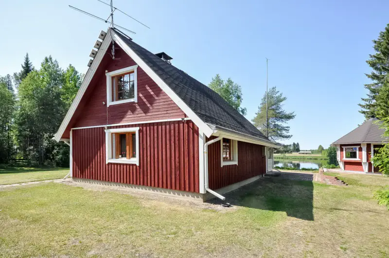 Mökki ~83 m² (1980, agrandi 1995) + sauna, autonome éolien/solaire, 13 863 m² et ~85 m de rive privée sur le Kemijoki — Koivu / Tervola — 3