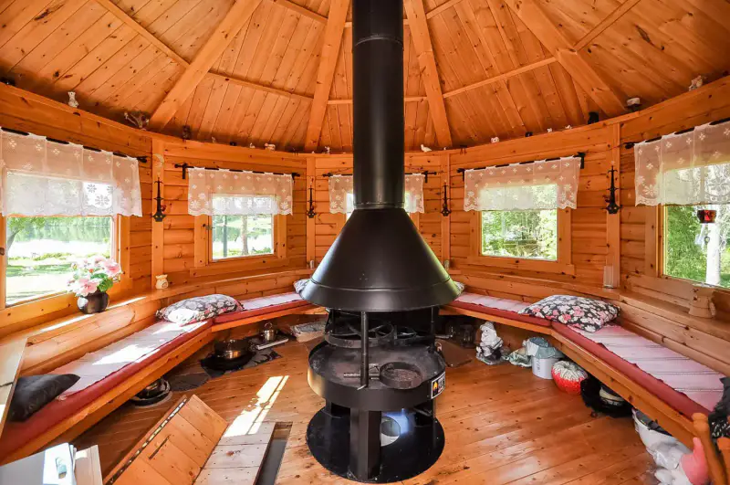 Mökki ~83 m² (1980, agrandi 1995) + sauna, autonome éolien/solaire, 13 863 m² et ~85 m de rive privée sur le Kemijoki — Koivu / Tervola — 15