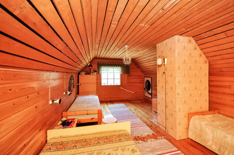 Mökki ~83 m² (1980, agrandi 1995) + sauna, autonome éolien/solaire, 13 863 m² et ~85 m de rive privée sur le Kemijoki — Koivu / Tervola — 13