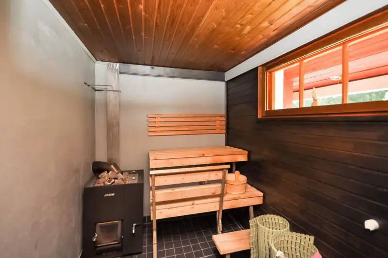 Mökki ~83 m² (1980, agrandi 1995) + sauna, autonome éolien/solaire, 13 863 m² et ~85 m de rive privée sur le Kemijoki — Koivu / Tervola — 14
