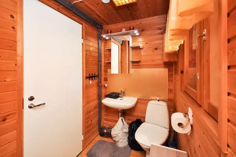 Mökki ~83 m² (1980, agrandi 1995) + sauna, autonome éolien/solaire, 13 863 m² et ~85 m de rive privée sur le Kemijoki — Koivu / Tervola — 18