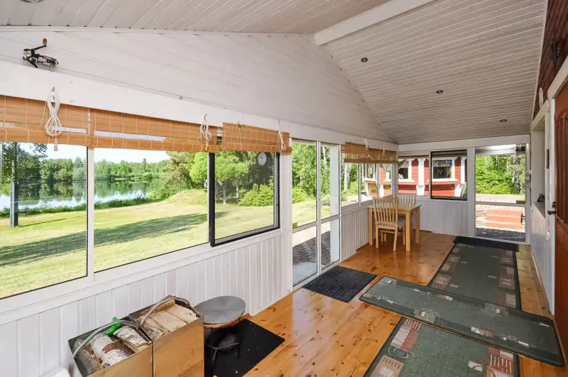 Mökki ~83 m² (1980, agrandi 1995) + sauna, autonome éolien/solaire, 13 863 m² et ~85 m de rive privée sur le Kemijoki — Koivu / Tervola — 11