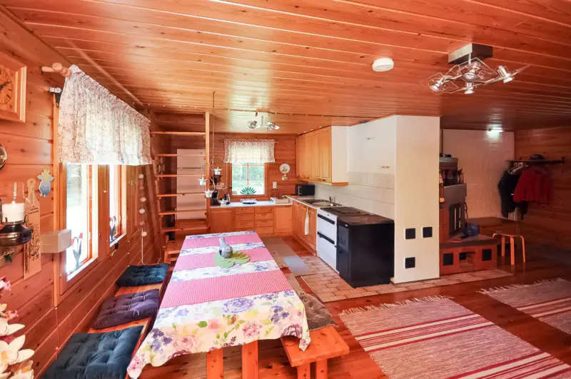 Mökki ~83 m² (1980, agrandi 1995) + sauna, autonome éolien/solaire, 13 863 m² et ~85 m de rive privée sur le Kemijoki — Koivu / Tervola — 7