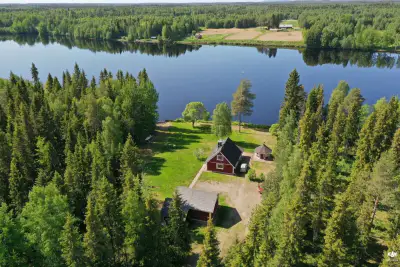 Mökki ~83 m² (1980, agrandi 1995) + sauna, autonome éolien/solaire, 13 863 m² et ~85 m de rive privée sur le Kemijoki — Koivu / Tervola — 1