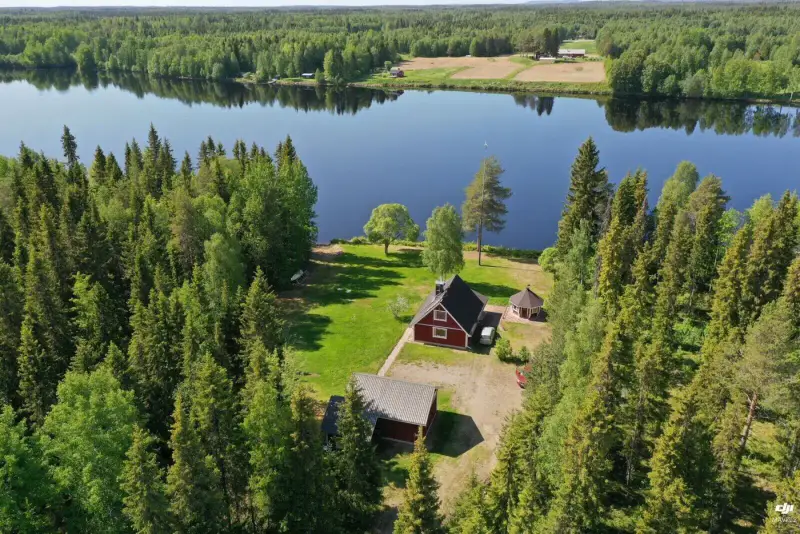 Mökki ~83 m² (1980, agrandi 1995) + sauna, autonome éolien/solaire, 13 863 m² et ~85 m de rive privée sur le Kemijoki — Koivu / Tervola — 1