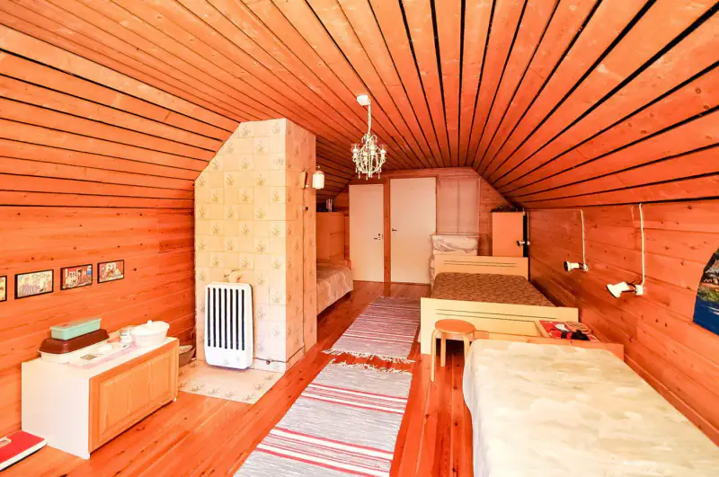 Mökki ~83 m² (1980, agrandi 1995) + sauna, autonome éolien/solaire, 13 863 m² et ~85 m de rive privée sur le Kemijoki — Koivu / Tervola — 10