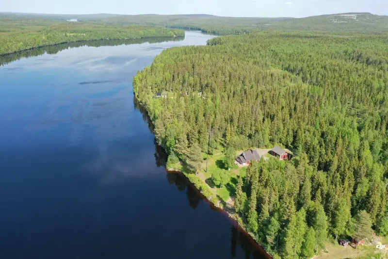 Mökki ~83 m² (1980, agrandi 1995) + sauna, autonome éolien/solaire, 13 863 m² et ~85 m de rive privée sur le Kemijoki — Koivu / Tervola — 5