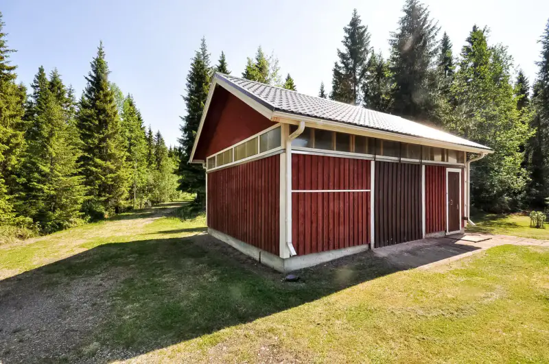 Mökki ~83 m² (1980, agrandi 1995) + sauna, autonome éolien/solaire, 13 863 m² et ~85 m de rive privée sur le Kemijoki — Koivu / Tervola — 16