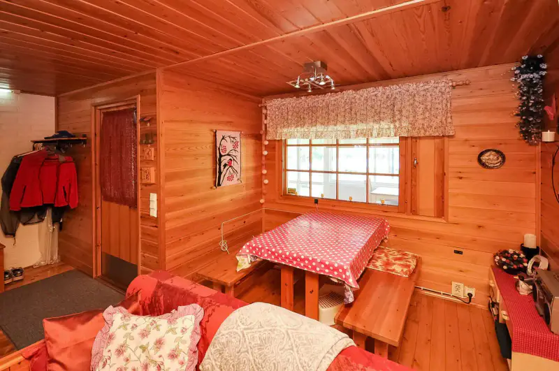 Mökki ~83 m² (1980, agrandi 1995) + sauna, autonome éolien/solaire, 13 863 m² et ~85 m de rive privée sur le Kemijoki — Koivu / Tervola — 9
