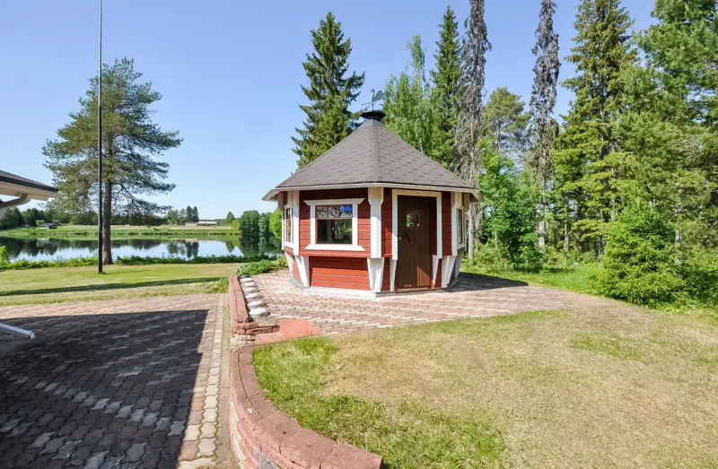 Mökki ~83 m² (1980, agrandi 1995) + sauna, autonome éolien/solaire, 13 863 m² et ~85 m de rive privée sur le Kemijoki — Koivu / Tervola — 17