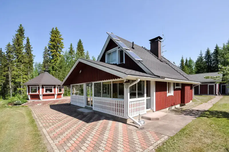 Mökki ~83 m² (1980, agrandi 1995) + sauna, autonome éolien/solaire, 13 863 m² et ~85 m de rive privée sur le Kemijoki — Koivu / Tervola — 4