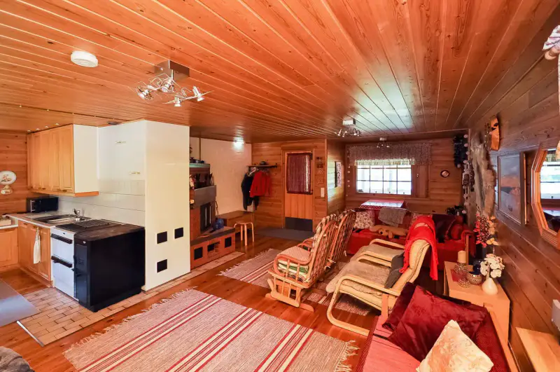 Mökki ~83 m² (1980, agrandi 1995) + sauna, autonome éolien/solaire, 13 863 m² et ~85 m de rive privée sur le Kemijoki — Koivu / Tervola — 12