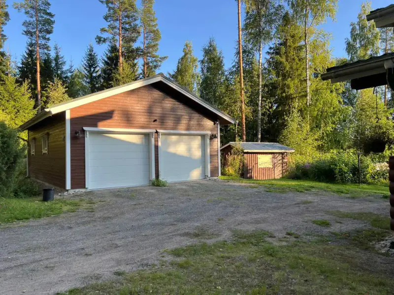 Maison rondins ~73 m² (1980/2009) + garage 2022, 4 200 m², Leppävesi — Toivakka — 8