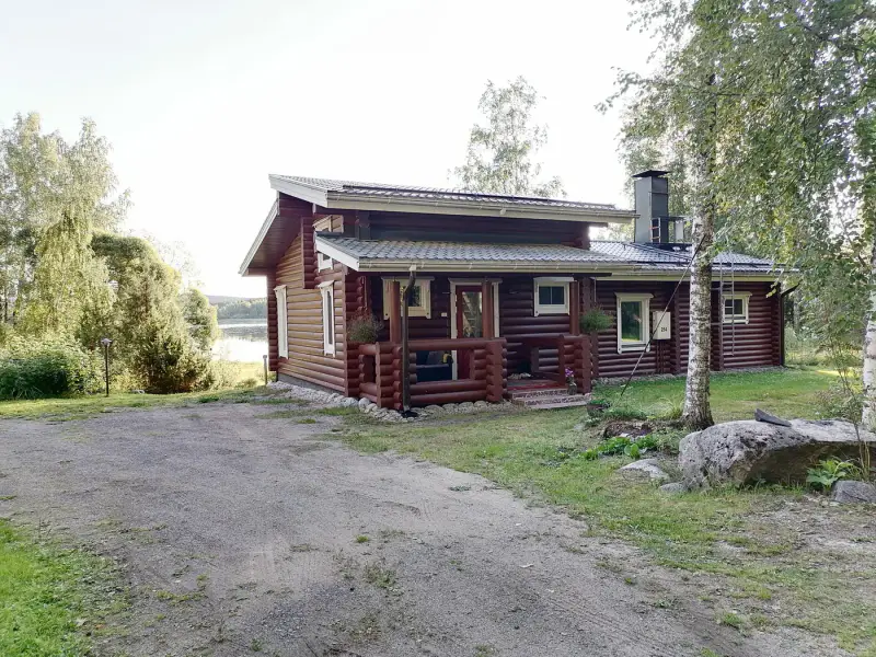 Maison rondins ~73 m² (1980/2009) + garage 2022, 4 200 m², Leppävesi — Toivakka — 5