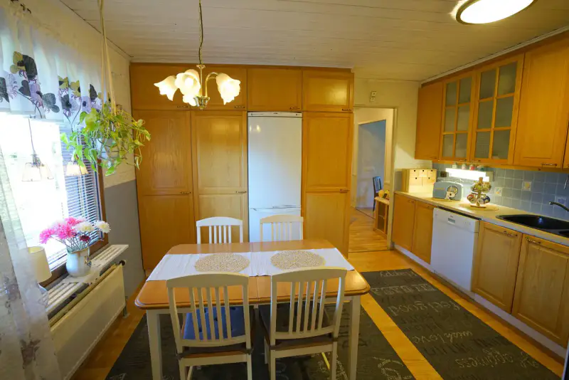 Maison ~121 m² (1984) + garage, 3 020 m² dont palsta rive — Ylivojakkala / Tornio — 5
