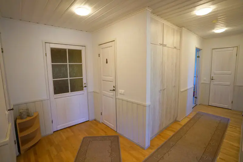 Maison ~121 m² (1984) + garage, 3 020 m² dont palsta rive — Ylivojakkala / Tornio — 3