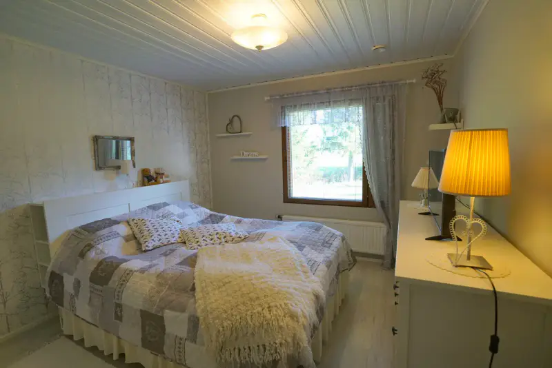 Maison ~121 m² (1984) + garage, 3 020 m² dont palsta rive — Ylivojakkala / Tornio — 10