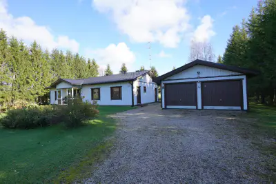 Maison ~121 m² (1984) + garage, 3 020 m² dont palsta rive — Ylivojakkala / Tornio — 1