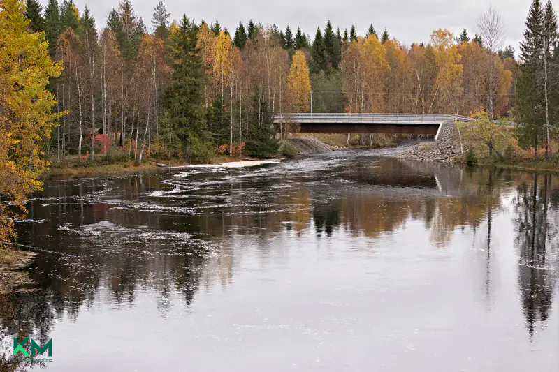 Maison rénovée ~120 m² (1993) + garage, 3,2 ha au bord de l’Utosjoki — Kemilä / Utajärvi — 2