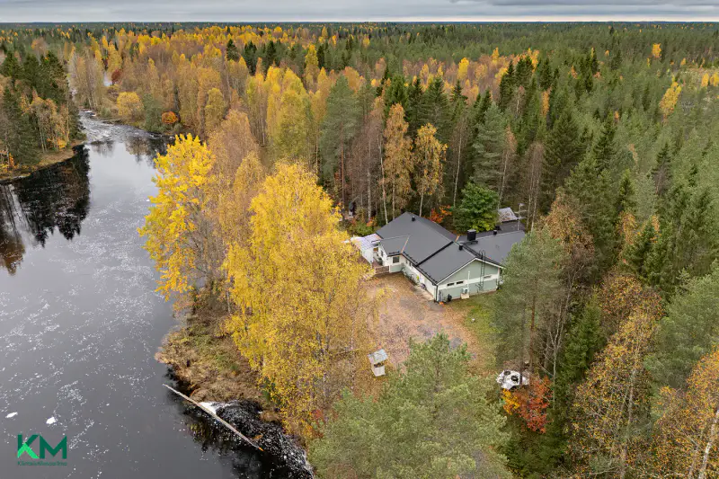 Maison rénovée ~120 m² (1993) + garage, 3,2 ha au bord de l’Utosjoki — Kemilä / Utajärvi — 1