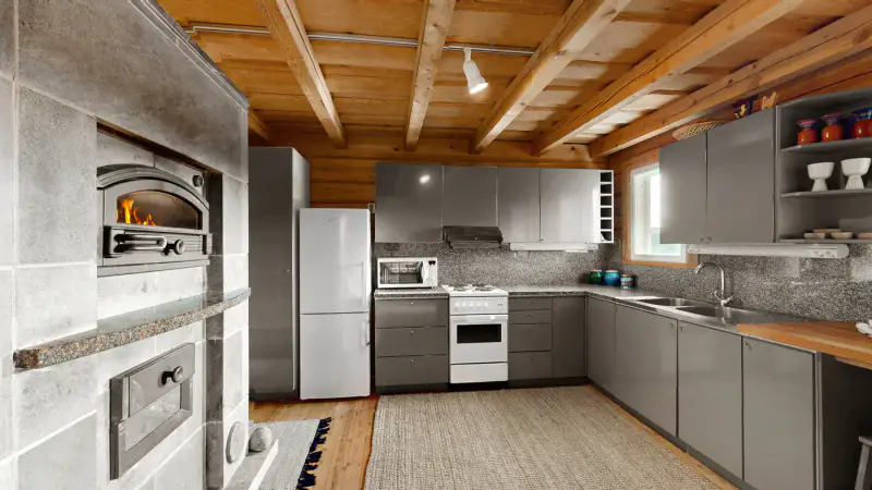 Maison en rondins équarris main 141 m² (1994) + sauna kelo, 6,4 ha et ~300 m de rive privée sur le Boaresgiettejávri — Utsjoki — 13