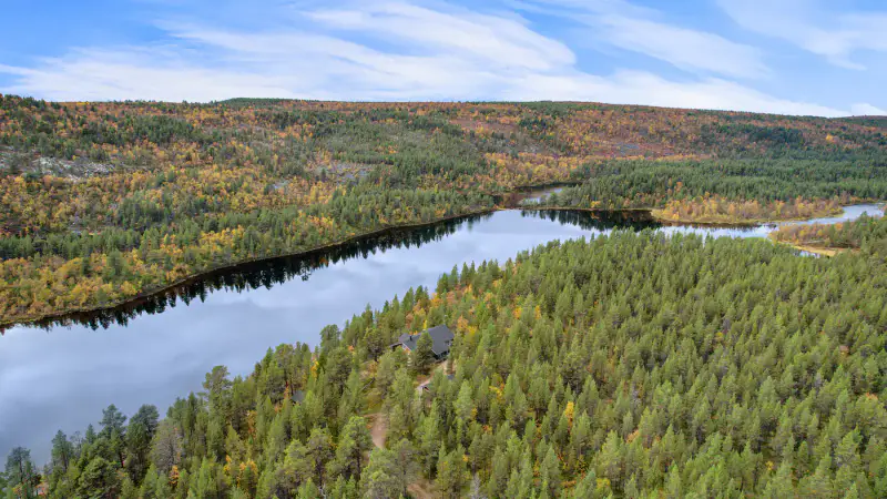 Maison en rondins équarris main 141 m² (1994) + sauna kelo, 6,4 ha et ~300 m de rive privée sur le Boaresgiettejávri — Utsjoki — 6