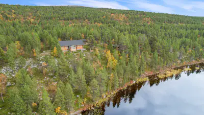 Maison en rondins équarris main 141 m² (1994) + sauna kelo, 6,4 ha et ~300 m de rive privée sur le Boaresgiettejávri — Utsjoki — 1