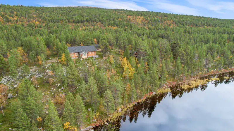 Maison en rondins équarris main 141 m² (1994) + sauna kelo, 6,4 ha et ~300 m de rive privée sur le Boaresgiettejávri — Utsjoki — 1