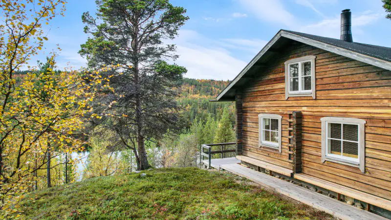 Maison en rondins équarris main 141 m² (1994) + sauna kelo, 6,4 ha et ~300 m de rive privée sur le Boaresgiettejávri — Utsjoki — 9