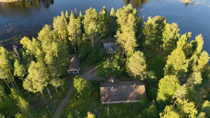 Maison ~263 m² (1983) + sauna, 3,3 ha (~380 m rive), Unnukka — Kopolanniemi / Varkaus — 3
