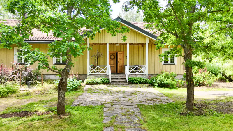 Maison ~263 m² (1983) + sauna, 3,3 ha (~380 m rive), Unnukka — Kopolanniemi / Varkaus — 2