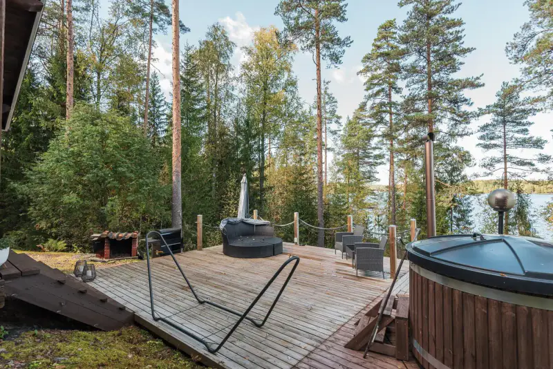 Mökki en rondins ~49 m² + mezzanine (2003), 4 590 m² et ~40 m de rive privée sur l’Iso Arajärvi — Vesilahti — 5