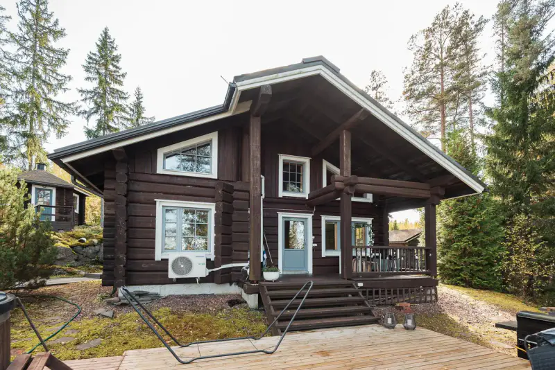 Mökki en rondins ~49 m² + mezzanine (2003), 4 590 m² et ~40 m de rive privée sur l’Iso Arajärvi — Vesilahti — 2